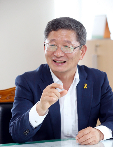 <일자리 창출, 광역단체장에 듣는다>“농지 규제완화·귀어민 지원· 서민복지 확대로 일자리 창출”