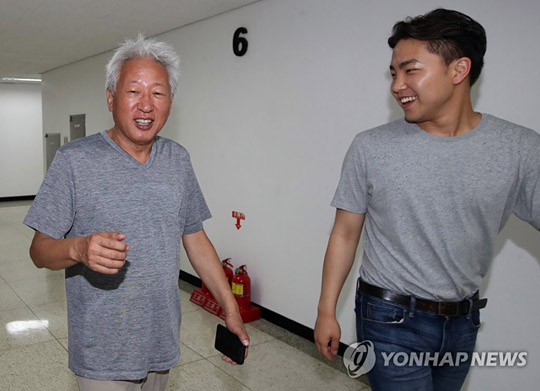 (서울=연합뉴스) 자유한국당 류석춘 혁신위원장이 28일 오전 서울 여의도의 혁신위원회 사무실에서 열린 혁신위 회의 중 밖으로 나서며 취재진의 질문을 받고 있다.