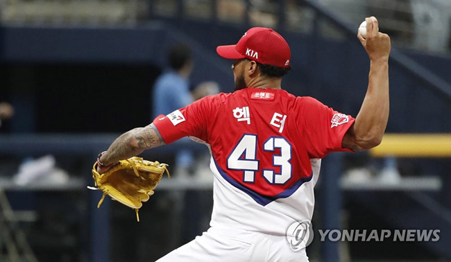 역투하는 KIA 선발 헥터 [연합뉴스 자료 사진]
