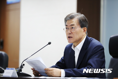 【서울=뉴시스】문재인 대통령이 29일 새벽 청와대 위기관리센터에서 북한이 지난 28일 밤 동해상으로 탄도미사일로 추정되는 발사체를 발사한 것과 관련해 긴급소집한 국가안전보장회의(NSC) 전체회의를 주재하고 있다. 앞서 합동참모본부는 29일 “북한이 28일 23시 41분께 자강도 무평리 일대에서 동해상으로 불상미사일을 1발 발사했다”고 밝혔다. (사진=청와대 제공)