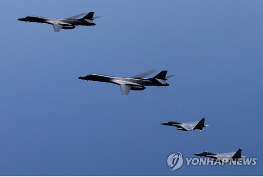 북한이 탄도미사일을 발사한 지난 5월 29일 일본 항공자위대 전투기 2대와 미국 공군 폭격기 2대가 일본 규슈(九州) 주변 상공에서 공동훈련을 실시했다. 사진 왼쪽 윗부분이 미국 공군의 B1폭격기, 오른쪽 아래가 항공자위대 F15 전투기. [일본 항공자위대 홈페이지 캡처=연합뉴스 자료사진]