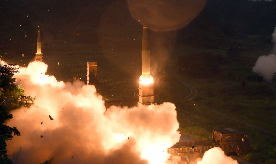 한·미 양국이 지난 29일 북한의 전날 대륙간탄도미사일(ICBM)급 미사일 발사 도발에 대한 응징으로 실시한 연합 탄도미사일 사격훈련에서 사거리 300㎞의 현무-2가 발사되고 있다.