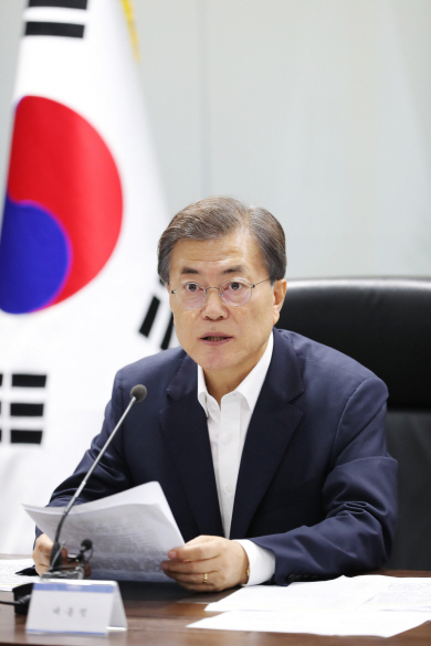 문재인 대통령이 지난 29일 새벽 청와대 위기관리센터에서 북한이 전날 밤 대륙간탄도미사일(ICBM)급으로 추정되는 발사체를 동해상으로 쏘아 올린 것과 관련, 긴급 소집한 국가안전보장회의(NSC) 전체회의를 주재하고 있다.