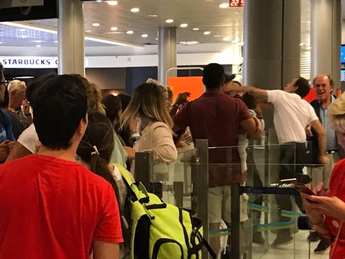 승객에게 주먹 휘두르는 니스 공항 직원 [출처:아라벨라 트위터 캡처=연합뉴스]
