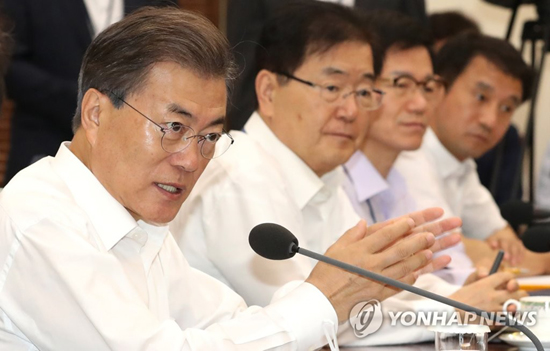 (서울=연합뉴스) 문재인 대통령이 27일 오전 청와대 여민관에서 열린 수석보좌관회의에서 발언하고 있다. 2017.7.27