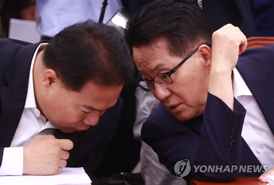 국민의당 박지원 전 대표(오른쪽)와 이용주 의원이 지난 24일 국회 법제사법위원회에서 열린 문무일 검찰총장 후보자 인사청문회에서 논의하고 있다. 2017.7.24 [연합뉴스 자료사진]