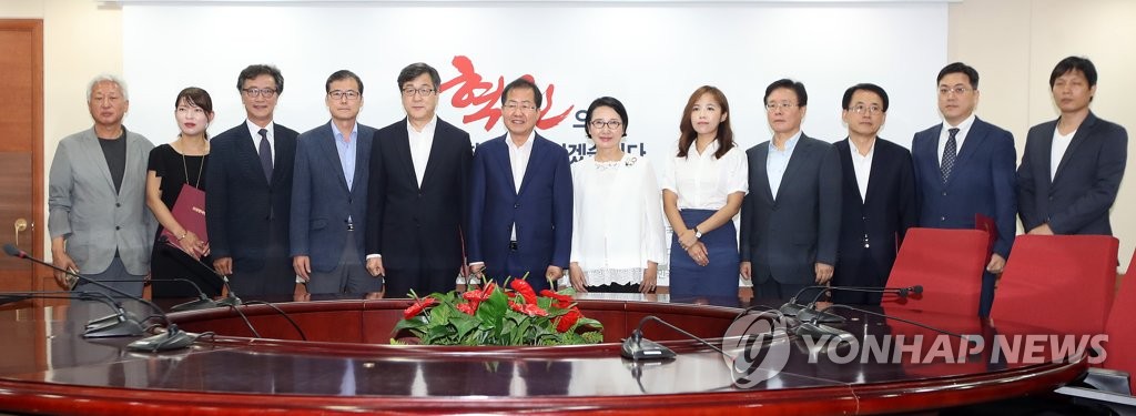 자유한국당 혁신위 위원 기념촬영
