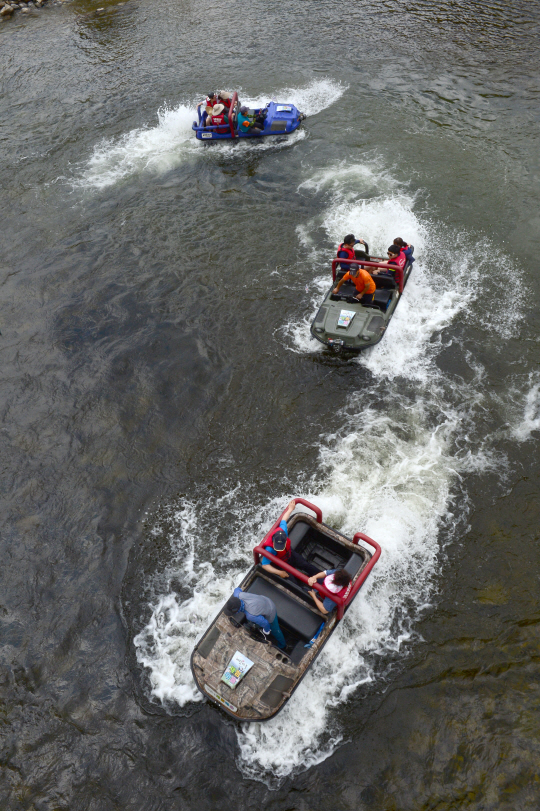 지난 7월 26일 강원 양양군 서면 해담마을을 찾은 팜스테이 체험객들이 수륙양용차를 타며 즐거워하고 있다.  신창섭 기자 bluesky@
