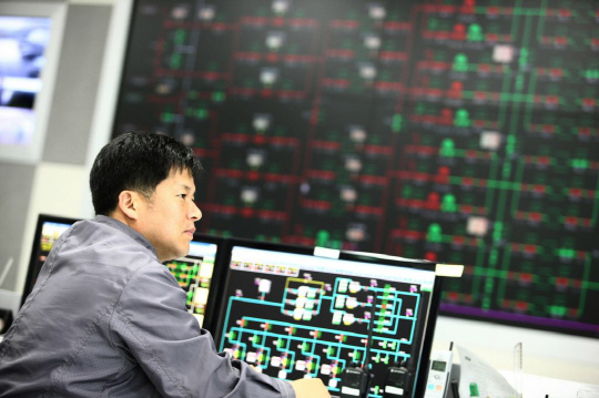 한국가스공사 직원이 중앙통제소에서 안정적인 가스 공급 상황을 실시간으로 확인하고 있다.  한국가스공사 제공