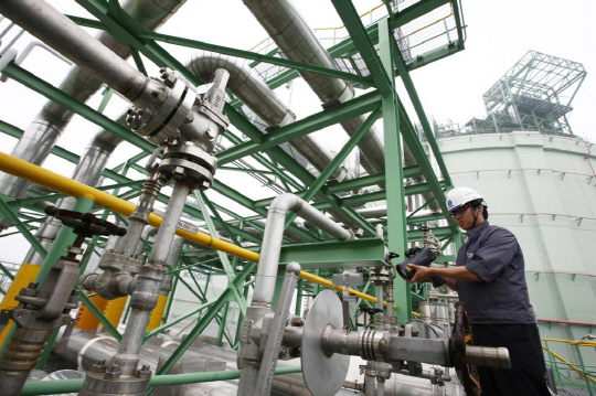 한국가스공사 직원이 생산기지에서 가스 누출 여부를 점검하고 있다.  한국가스공사 제공