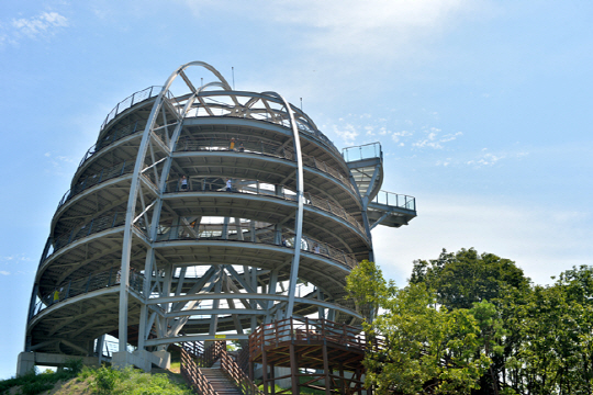철골 구조로 이뤄진 스카이워크의 외형. 컵을 엎어놓은 형상이다.