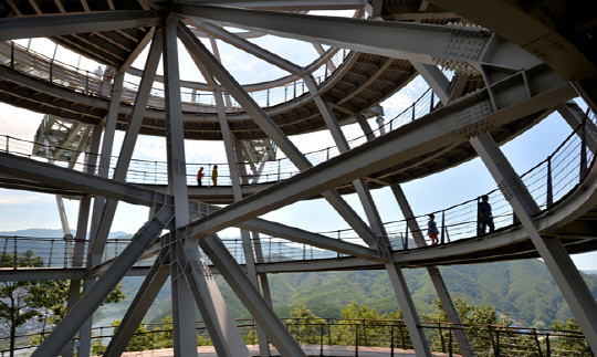 스카이워크 내부를 나선형으로 돌며 360도 경관을 즐길 수 있는 보행로.