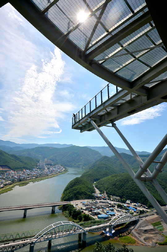 충북 단양의 단양역 강 건너편 만학천봉 위에 들어선 전망대 ‘만천하 스카이워크’. 지난달 중순에 문을 열어 개장한 지 한 달이 채 안 된 ‘신상’ 관광지다. 전망대에서 뻗어 나간 스카이워크는 바닥이 투명유리로 마감돼 있다.
