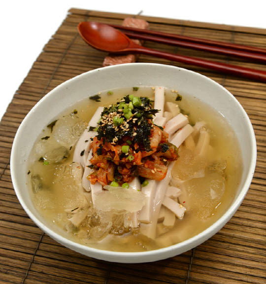 여름철 더위에 지친 입맛을 되살려주는 메밀묵사발. 메밀은 성질이 찬 음식이어서 예로부터 요즘처럼 더울 때면 묵이나 국수 등으로 많이 만들어 먹었다.    김호웅 기자 diverkim@