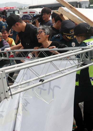 2일 오전 정부서울청사 앞에서 농성 중이던 민주노총 투쟁사업장 공동투쟁위원회 노동자들이 종로구청의 시설물 철거작업에 반대하며 저항하고 있다.  연합뉴스