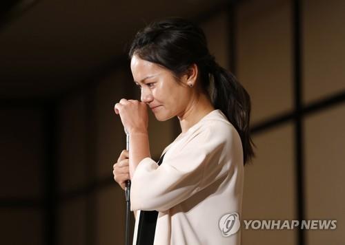 지난 5월 은퇴 발표 회견에서 눈물을 훔치는 미야자토.［AP=연합뉴스］