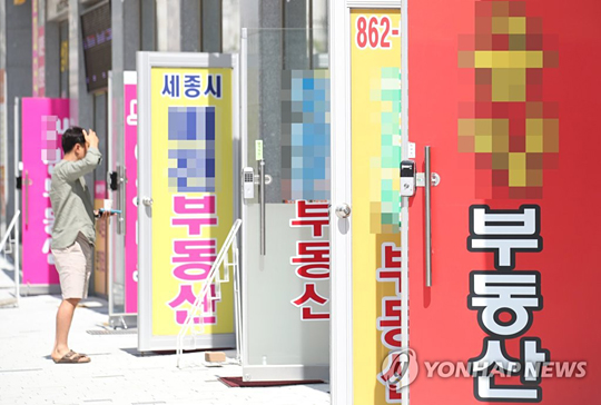 (세종=연합뉴스) 국토부가 투기과열지구 지정과 같은 부동산대책을 이르면 이번주 내놓을 것이라는 전망이 나오고 있다. 투기과열지구로 지정되면 주택담보대출비율(LTV)·총부채상환비율(DTI) 한도가 40%로 강화되는 등 14개 규제가 동시에 적용된다. 사진은 세종시 부동산 중개업소 모습.