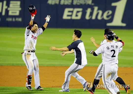 (서울=연합뉴스) 2일 오후 서울 잠실야구장에서 열린 프로야구 롯데 자이언츠와 LG 트윈스의 경기에서 LG 이천웅이 10회 2타점 끝내기 역전 2루타를 날리고 동료들과 환호하고 있다.