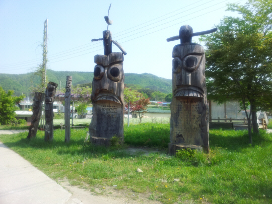 가파마을의 상징으로 곳곳에 서 있는 장승.