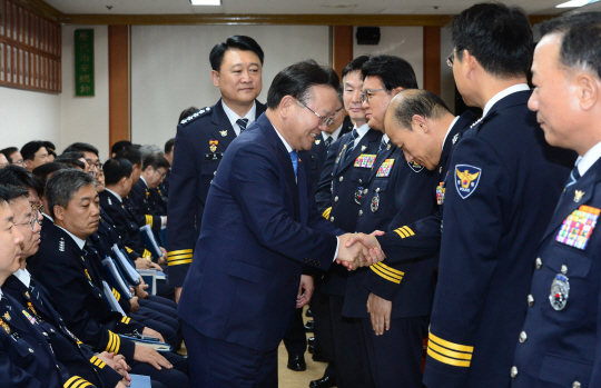 김부겸 행정안전부 장관이 3일 오전 서울 서대문구 미근동에서 열린 전국 경찰지휘부 회의에서 참석자들과 악수하고 있다.