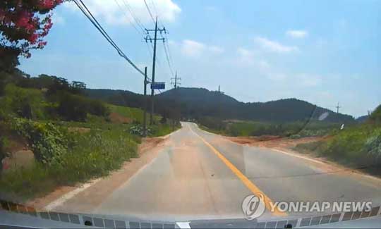 (신안=연합뉴스) 3일 오전 11시 56분께 전남 신안군 지도읍의 곡선 구간 도로에서 아반떼 승용차와 고속버스가 마주 보고 충돌해 승용차가 운전자가 숨지고 동승객과 버스승객 등 16명이 중경상을 입었다. 경찰이 공개한 19초 분량 블랙박스 영상을 보면 승용차는 반대편 차로를 주행하다가 고속버스와 정면으로 충돌한다. 2017.8.3 [전남지방경찰청 제공=연합뉴스]