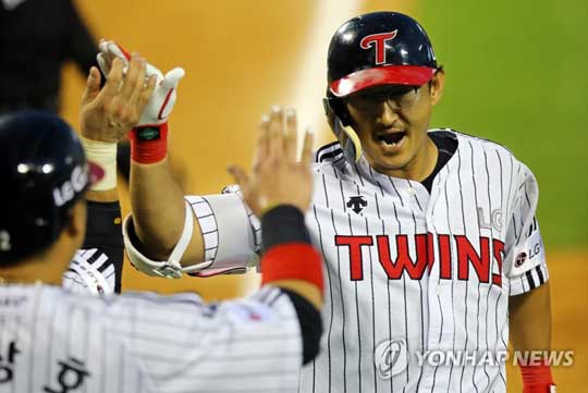 (서울=연합뉴스) 3일 오후 서울 잠실야구장에서 열린 프로야구 롯데 자이언츠와 LG 트윈스의 경기에서 4회말 LG 박용택이 만루홈런을 치고 홈으로 들어오며 기뻐하고 있다. 2017.8.3