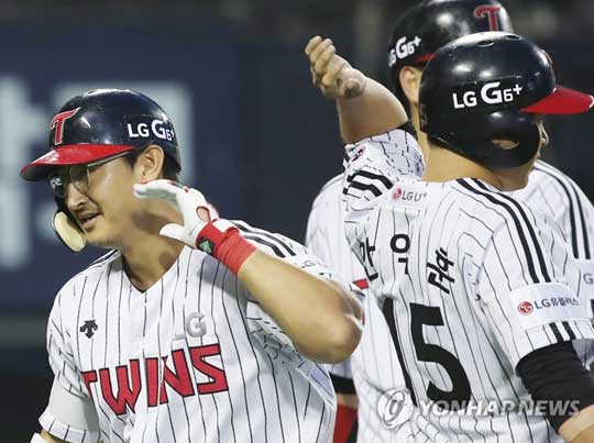 (서울=연합뉴스)  3일 오후 서울 잠실야구장에서 열린 프로야구 LG와 롯데의 경기. 4회말 2사 만루에서 LG 박용택이 홈런을 날리고 기뻐하고 있다. 2017.8.3