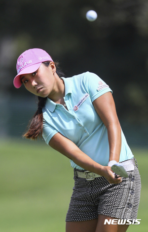 【서울=AP/뉴시스】 미국여자프로골프(LPGA) 투어 브리티시오픈 첫날 단독 2위로 출발한 김인경.