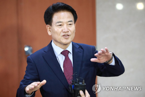 (서울=연합뉴스) 8·27 전당대회 당대표 선거에 출마 선언한 국민의당 정동영 의원이 6일 오후 서울 여의도 국회 정론관에서 기자회견을 마친 뒤 회견장 앞에서 취재진의 질문에 답하고 있다. 2017.8.6