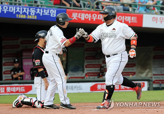 홈에 들어오는 최준석 [연합뉴스 자료 사진]