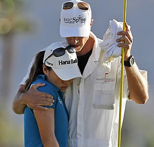 김인경이 2012년 LPGA투어 나비스코 챔피언십 4라운드 18번 홀에서 30㎝ 파퍼트에 실패한 뒤 캐디 품에 안겨 눈물을 흘리고 있다.  AP연합뉴스