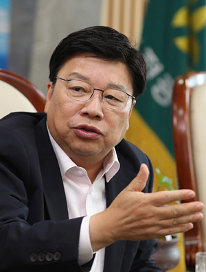 <일자리 창출, 광역단체장에 듣는다>“대덕특구 중심 기술창업 육성… 고용률 70% 넘길 것”