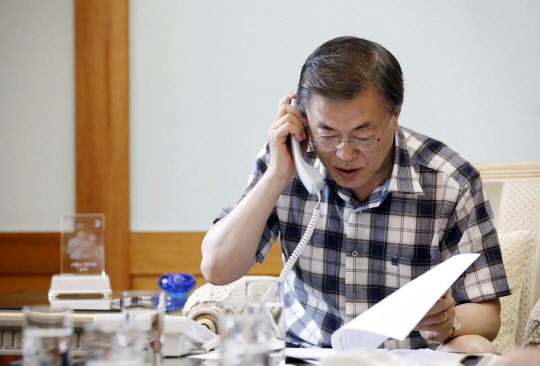 문재인 대통령이 7일 오전 청와대에서 도널드 트럼프 미국 대통령과 전화 통화를 갖고 유엔 안전보장이사회의 대북 제재 결의안 등에 대해 논의하고 있다.