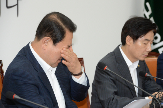 박주선(왼쪽) 국민의당 비상대책위원장이 7일 오전 국회에서 열린 비대위 회의에서 모두발언 도중 피곤한 듯 손가락으로 눈을 지그시 누르고 있다. 김호웅 기자 diverkim@