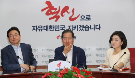 홍준표(가운데) 자유한국당 대표가 휴가를 마치고 7일 오전 서울 여의도 당사에서 열린 최고위원회의를 주재하고 있다. 연합뉴스