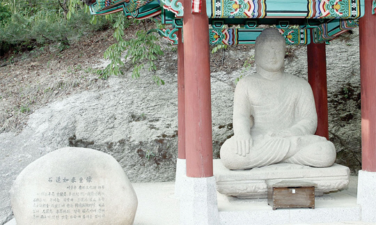 7일 시민단체 문화재제자리찾기가 일제강점기인 1913년 경북 경주시에서 서울로 강제로 옮겨진 통일신라시대 ‘석불좌상’을 원래 자리인 경주로 반환해야 한다며 청와대와 국회에 진정서를 제출했다. 사진은 청와대 경내 보안구역에 위치한 석불좌상.  청와대 제공
