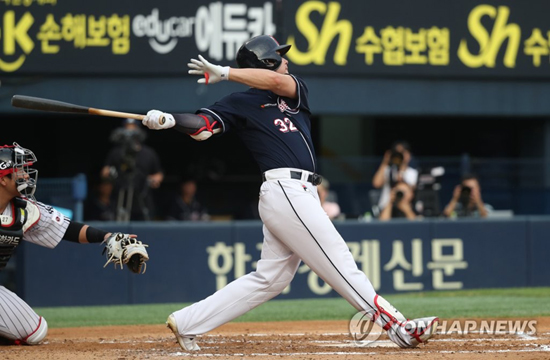 (서울=연합뉴스) 6일 서울 잠실야구장에서 열린 프로야구 2017 KBO리그 두산 대 LG 경기. 두산 김재환이 3회 초 1사 2루에서 2점 홈런을 치고 있다.