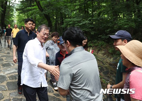 문재인 대통령이 지난 31일 강원도 평창 오대산 상원사 길을 걸으며 시민들과 인사를 나누고 있다. 2017.08.01. (사진=청와대 제공)