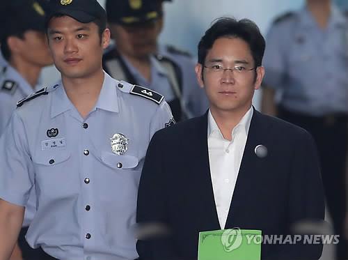 (서울=연합뉴스) 이재용 삼성전자 부회장이 7일 오후 서울 서초구 서울중앙지법에서 결심 공판에 출석하기 위해 법정으로 향하고 있다.