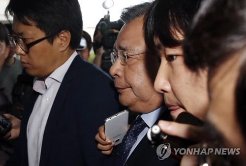(서울=연합뉴스) 박영수 특별검사가 7일 오후 서초구 서울중앙지방법원에서 열린 이재용 삼성전자 부회장의 결심 공판에 출석하기 위해 법정으로 향하고 있다. 2017.8.7