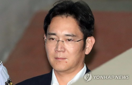 (서울=연합뉴스) 이재용 삼성전자 부회장이 7일 오후 서울 서초구 서울중앙지법에서 열리는 결심 공판에 출석하기 위해 호송차에서 내려 법정으로 향하고 있다.