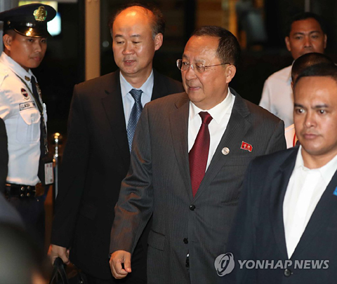 (마닐라=연합뉴스) 아세안지역안보포럼(ARF) 참석 차 필리핀 마닐라를 방문한 리용호 북한 외무상이 7일 저녁(현지시간) ARF 회의장을 빠져나와 마닐라 시내의 숙소로 들어가고 있다. 앞서 리 외무상은 이날 ARF 참석 관련해 기자회견을 할 것으로 알려져 취재진이 숙소에 기다렸으나 취재진의 질문에 답하지 않고 숙소로 들어갔다. 리 외무상은 ARF 총회에 불참한 것으로 알려졌다.