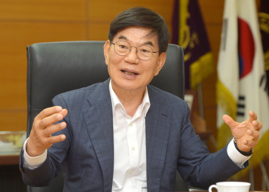 박복규 전국택시운송사업조합연합회장이 지난달 31일 서울 강남구 역삼동 택시연합회관에서 최저임금 인상에 대한 견해를 밝히며 정부의 규제 완화와 지원 필요성을 강조하고 있다.