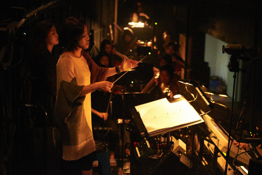 김문정 음악감독이 지휘하는 ‘아리랑’ 오케스트라.  신시컴퍼니 제공