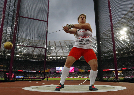 폴란드의 아니타 브워다르치크가 8일 오전(한국시간) 영국 런던 스타디움에서 열린 세계육상선수권대회 여자 해머던지기 결승에서 해머를 던지기 위해 돌리고 있다.
