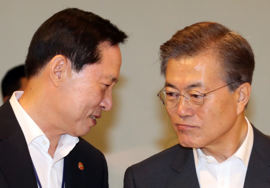 문재인 대통령이 8일 오전 청와대에서 열린 국무회의에 앞서 송영무 국방부 장관과 대화하고 있다. 연합뉴스