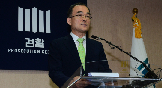 문무일 검찰총장이 8일 오전 서울 서초동 대검찰청에서 기자간담회를 갖고 인사말을 하고 있다.