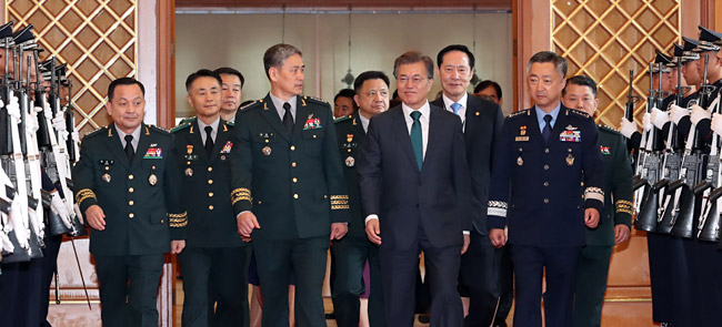 문재인 대통령이 9일 오전 청와대에서 집권 후 첫 대장급 장성 진급 및 보직 신고를 받고 참석자들과 함께 간담회장으로 이동하고 있다. 연합뉴스