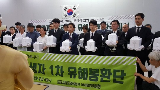 일제강제징용희생자 유해봉안위원회가 지난 6일 일본 도쿄 국평사에 있던 강제징용 희생자의 유골 33구를 봉환해 김포공항에서 환국의식을 하고 있다.  봉환위 제공