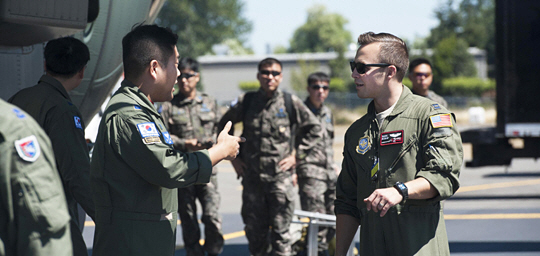 9일 한국과 미국의 공군 파일럿들이 지난 5일부터 12일까지 미국 루이스-맥코드 합동기지에서 실시되고 있는 ‘2017 모빌리티 가디언 훈련’에 참가해 작전에 대해 논의하고 있다. 공군 제공